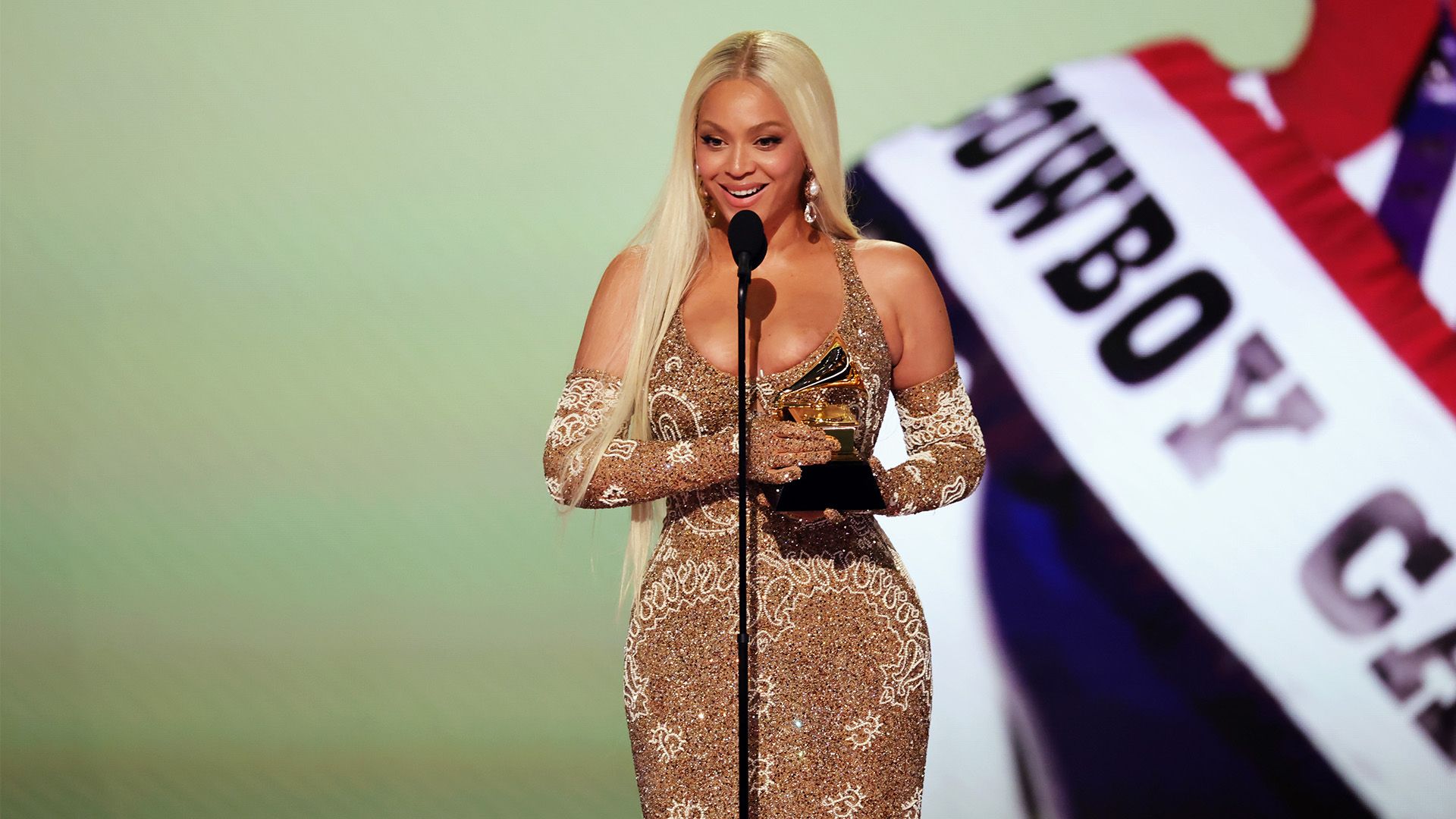 中表现出强 中表现出强